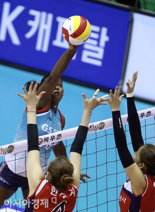 [포토] 베띠 '살짝 넘겨볼까'