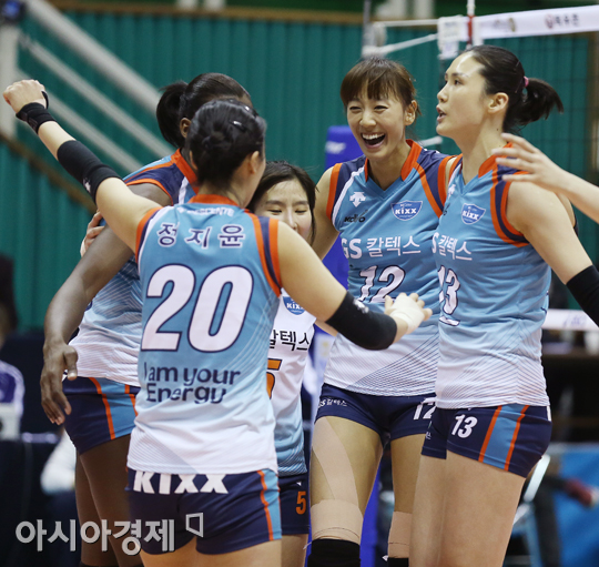 [포토] 승리 기쁨 나누는 GS칼텍스 선수들