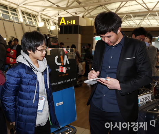 [포토] 최정 '내 사인 잘 간직하렴'