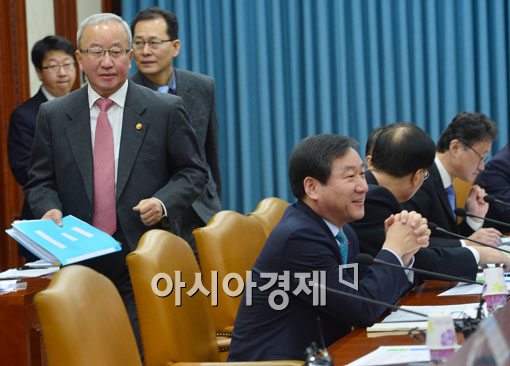 [포토]경제관계장관회의 참석하는 현오석 경제부총리 