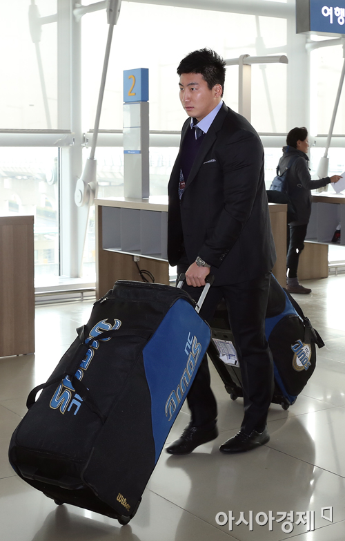 [포토] 나성범 '짐 두 개도 거뜬'