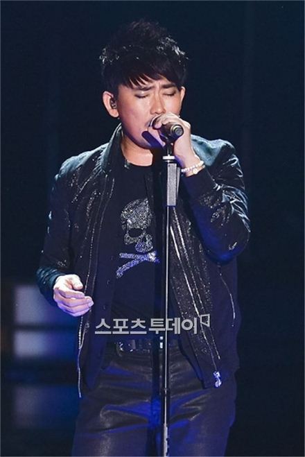가수 이승철이 탈북청년합창단을 이끌고 광복절 날 독도에서 통일송을 발표한다.