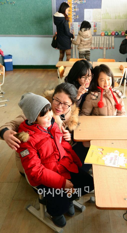 [포토]신입생 예비소집일, 교실 찾은 어린이들과 부모들