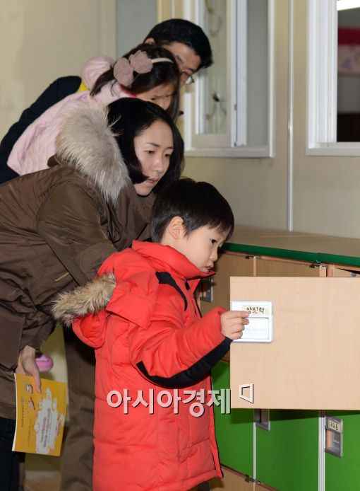 [포토]'엄마, 아빠와 함께 찾은 교실'