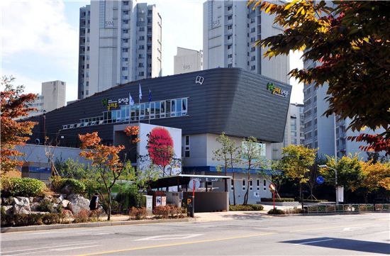 지난 2014년 녹색건축 그린 1등급 건축물로 인증받은 송파글마루도서관.