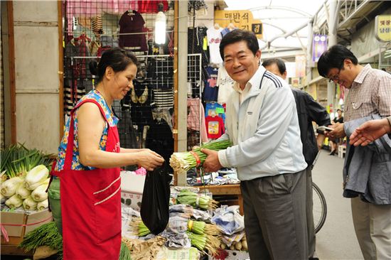 김기동 광진구청장(가운데)가 전통시장에서 장을 보고 있다.