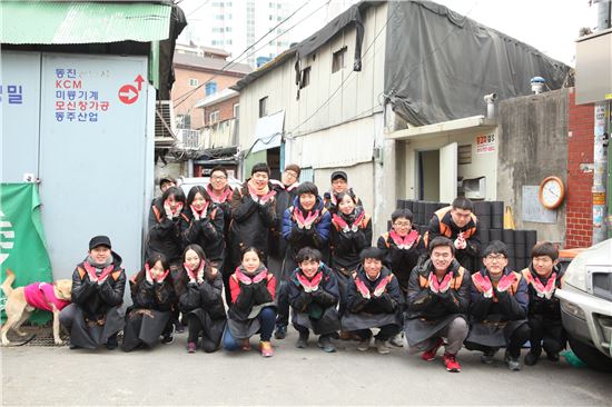 ▲미래에셋박현주재단 장학생들이 '사랑의 연탄나눔' 봉사활동에 참여 기념촬영을 하고 있다. 