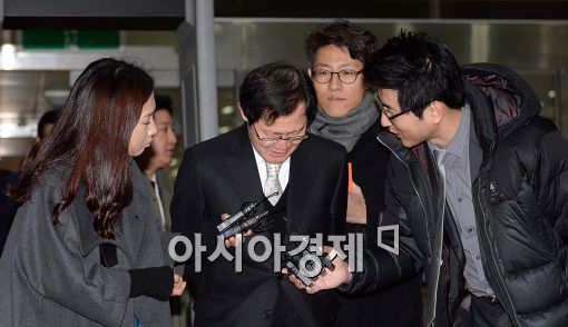 [포토]고개 숙이며 취재진 질의에 답하는 박찬구 회장