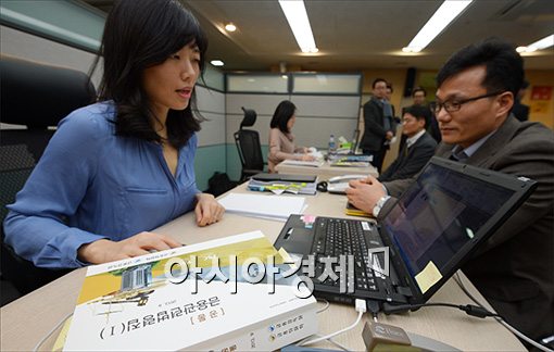 [포토]고객정보 유출 상황 조사하는 금감원 조사관