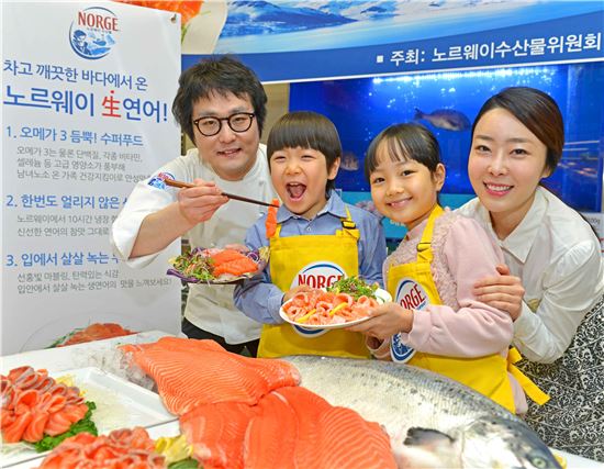 [포토]"노르웨이 생연어 맛보세요!"