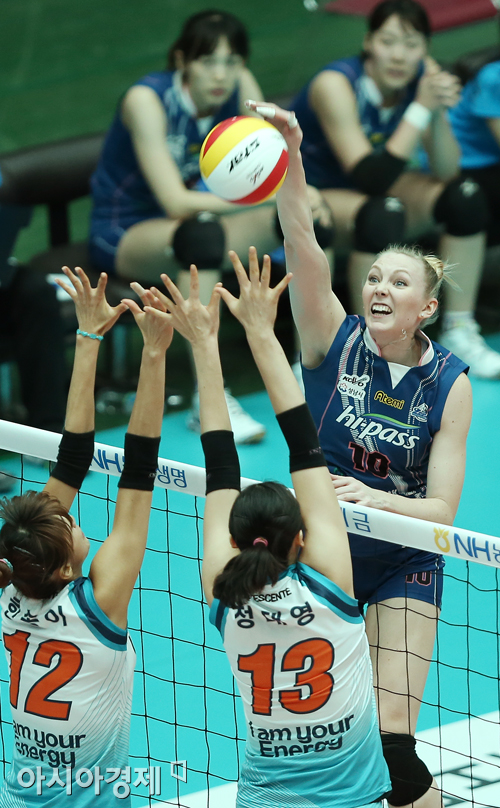 [포토] 스파이크 때리는 니콜 '동료들이 보고 있어'