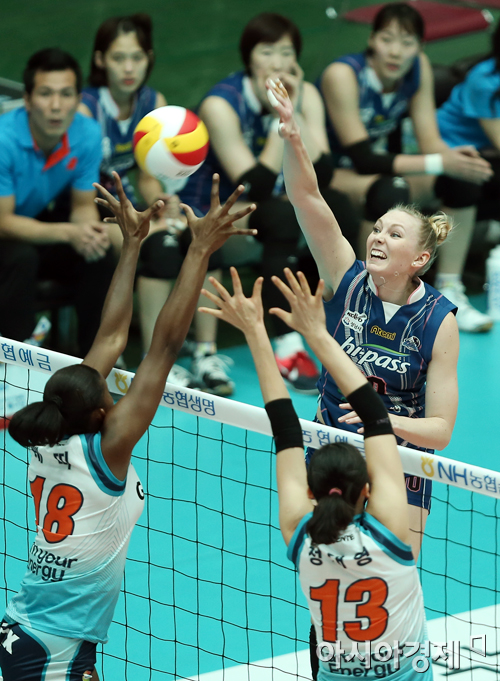 [포토] 니콜 '친구들이 보고 있어'