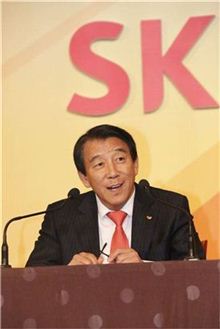 김창근 SK그룹 수펙스추구협의회 의장이 신입사원들과 대화를 나누고 있는 모습.