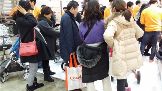 사람들이 16일 오후 서울 삼성동에서 열린 '베이비페어'에 방문해 다양한 제품을 살펴보고 있다. 
