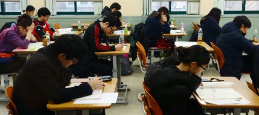 [포토]2014 치과의사·한의사 및 약사 국가시험, '긴장 가득'