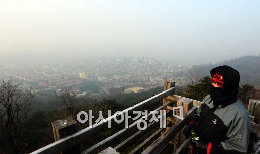 [포토]미세먼지 가득한 서울 도심 속 시민