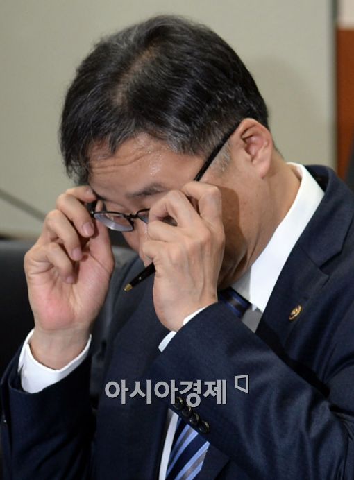 [포토]안경 고쳐 쓰는 정찬우 부위원장