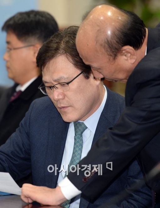 [포토]대화 중인 최종구 금감원 수석부원장