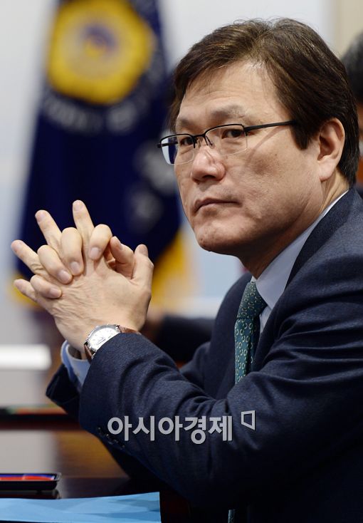 [포토]최종구 금감원 수석부원장, '긴장되네'