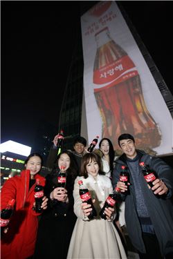 코카콜라, 56m 초대형 '메시지 자판기' 선봬
