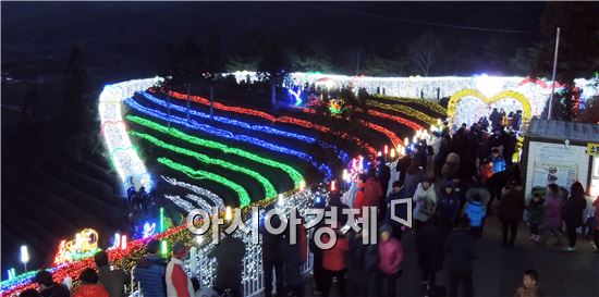[포토]보성차밭 빛축제, 전구 120만개의 향연 관광객 사로잡아