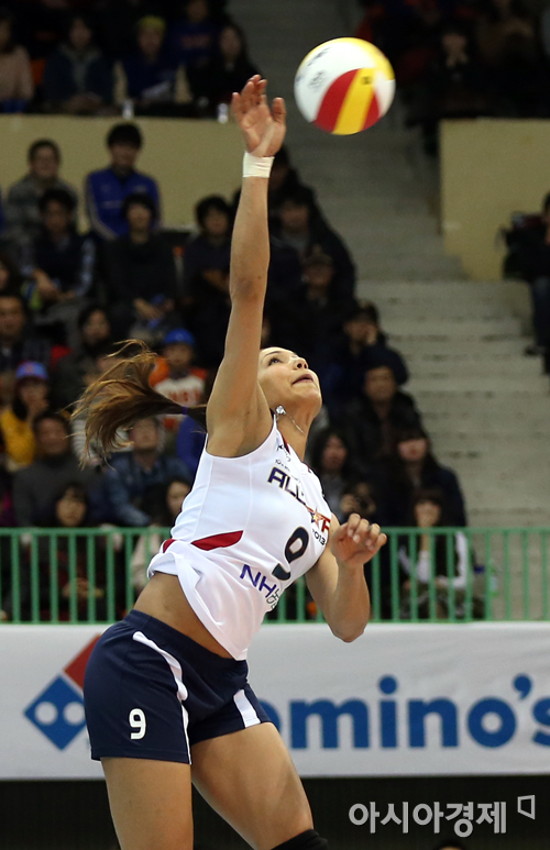 [포토] 카리나 '내가 스파이크 서브 퀸~'