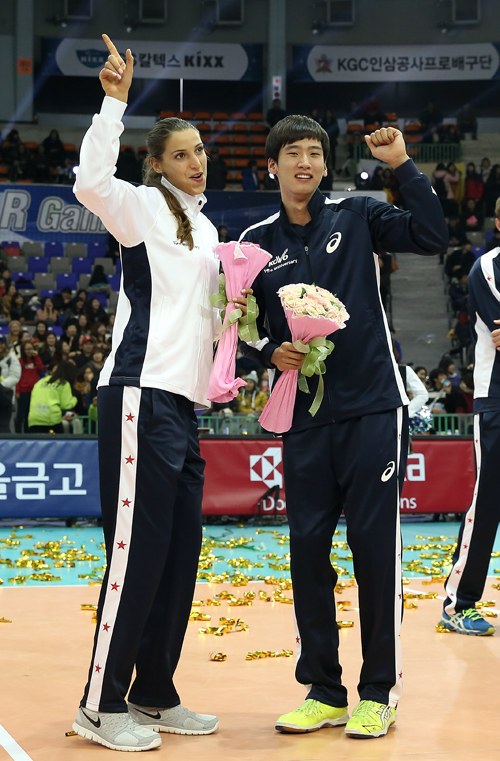 19일 수원실내체육관에서 열린 NH농협 2013-2014 V-리그 올스타전에서 세레모니상을 수상한 바실레바와 송명근이 수상 기념 세레모니를 펼치고 있다. [사진=정재훈 기자]