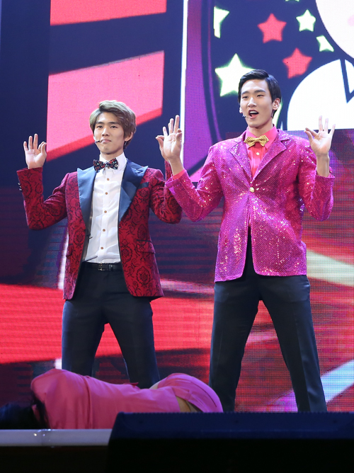 "문을 여시오~" 18일 수원실내체육관에서 열린 V-POP 페스티벌에서 러시앤캐시 배홍희와 송명근이 임창정의 '문을 여시오'에 맞춰 코믹율동을 선보이고 있다. [사진=정재훈 기자]