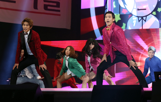 18일 수원실내체육관에서 열린 V-POP 페스티벌에서 러시앤캐시 배홍희와 송명근이 임창정의 '문을 여시오'에 맞춰 코믹율동을 선보이고 있다. [사진=정재훈 기자]