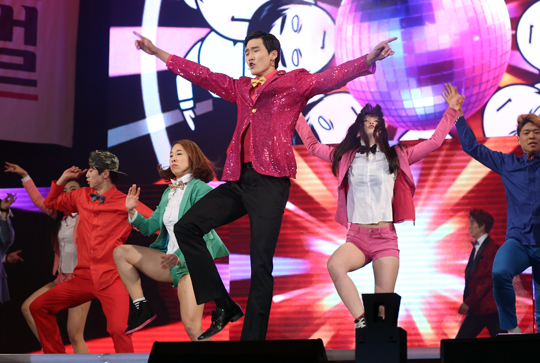 "코믹의 진수" 18일 수원실내체육관에서 열린 V-POP 페스티벌에서 러시앤캐시 송명근이 임창정의 '문을 여시오'에 맞춰 코믹율동을 선보이고 있다. [사진=정재훈 기자]