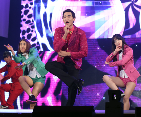 18일 수원실내체육관에서 열린 V-POP 페스티벌에서 러시앤캐시 송명근이 임창정의 '문을 여시오'에 맞춰 코믹율동을 선보이고 있다. [사진=정재훈 기자]