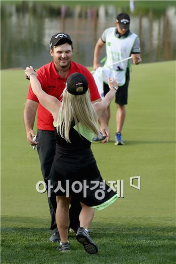 패트릭 리드의 휴마나챌린지 우승이 확정되는 순간 아내 저스틴이 달려나오고 있다. 라킨타(美 캘리포니아주)=Getty images/멀티비츠.