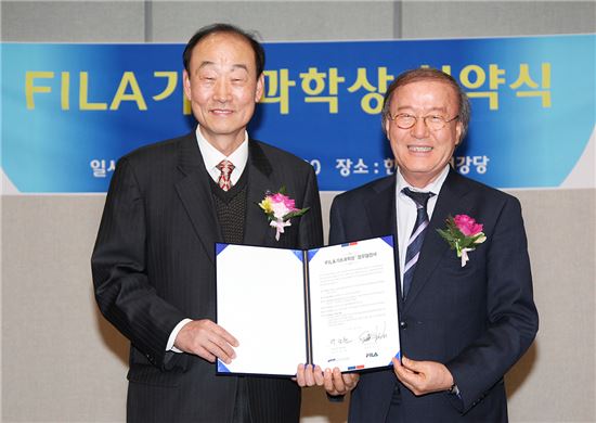 한국과학기술한림원 박성현 원장(왼쪽)과 휠라 윤윤수 회장(오른쪽)이 17일 경기도 성남시 한림원회관에서 'FILA기초과학상' 업무 협약을 체결한 뒤 기념촬영하고 있다.