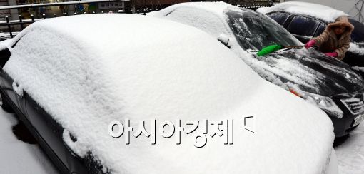 [포토]차량에 쌓인 눈 치우는 시민