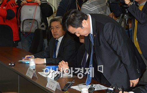 [포토]고개숙인 신제윤 금융위원장