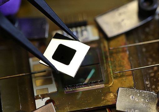 미국 MIT대학이 탄소나노튜브를 활용한 태양전지 효율을 높이는 칩 제조 모습