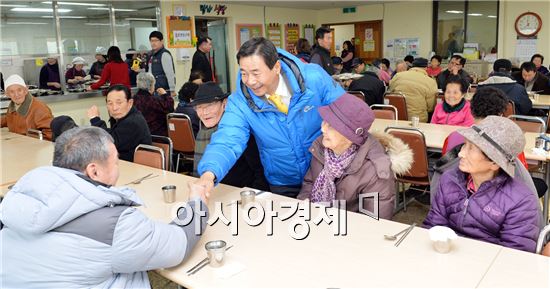 [포토]최영호 광주시 남구청장, 설맞이 사회복지시설 위문