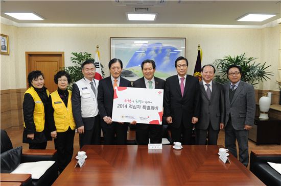 성백진 서울시의회 의장직무대리(오른쪽 네번째)와 김진수 부의장(오른쪽 세번째)가 제타룡 제타룡 대한적십자사 서울지사 회장(왼쪽 네번째)에게 적십자 특별회비를 전달했다.