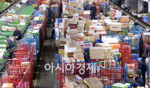 [포토]쌓여 있는 우편물들