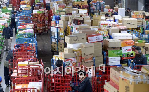 [포토]쌓인 우편물 물량, 바쁜 직원들