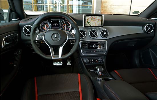 벤츠 CLA 45AMG 4MATIC 내부