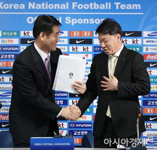 [포토] 악수 나누는 조병득 경기위원장-정해성 심판위원장