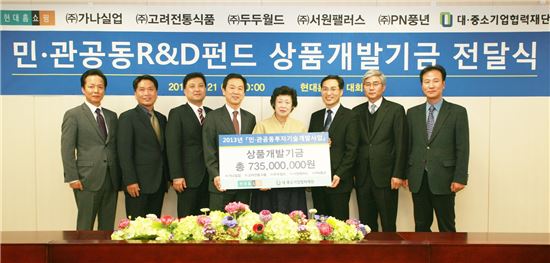▲ (사진 왼쪽부터)박춘기 가나실업 대표, 임기순 두두월드 대표, 여창동 PN풍년 부사장, 김인권 현대홈쇼핑 대표이사 사장, 기순도 고려전통식품 대표, 이상경 대중소기업협력재단 본부장, 서기원 서원팰리스 대표, 강찬석 현대홈쇼핑 대표이사 부사장 

