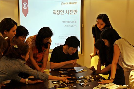 대림미술관 '통의동 데이트' 프로젝트 전시회를 앞두고 작업에 몰두하고 있는 참여자들.