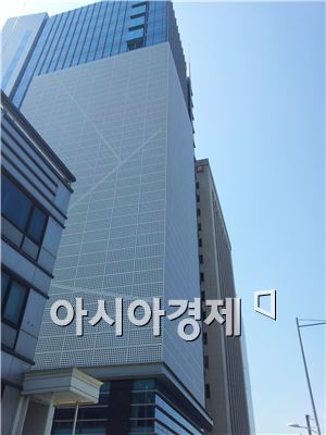 최근 신축돼 개장을 앞둔 서울 용산구 한강로 소재 한국마사회 마권장외발매소(화상경마장). 