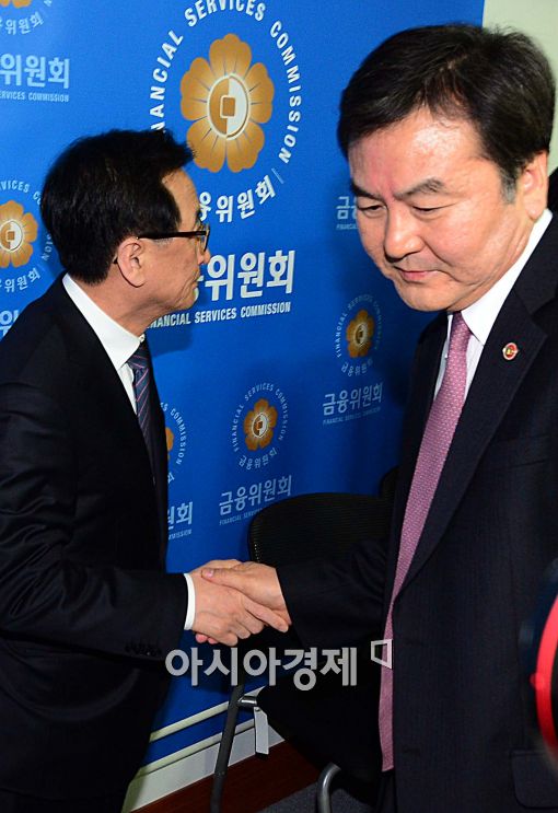 [포토]신제윤-최수현, 암울한 악수