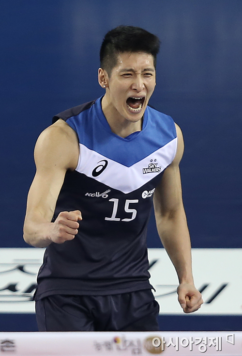 [포토] 포효하는 문성민 '서브 에이스~'