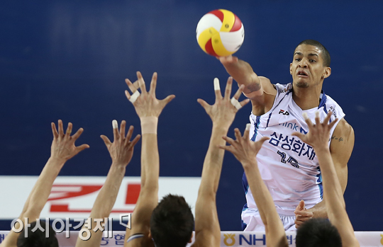 [포토] 레오 '뚫어라'