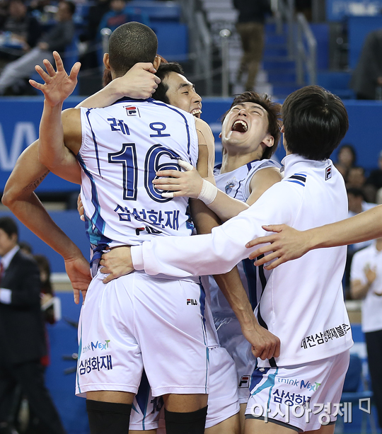 [포토] 삼성화재 '선두 재탈환~'