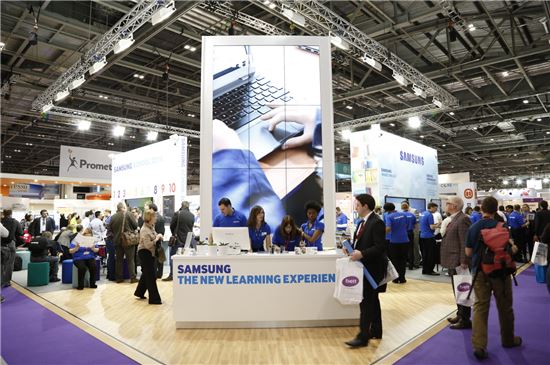 ▲22일부터 나흘간 영국 런던에서 열리는 세계 최대 교육·기술 박람회 'BETT 2014'에 참가한 삼성전자 전시장 에 관람객들이 몰려 있다.